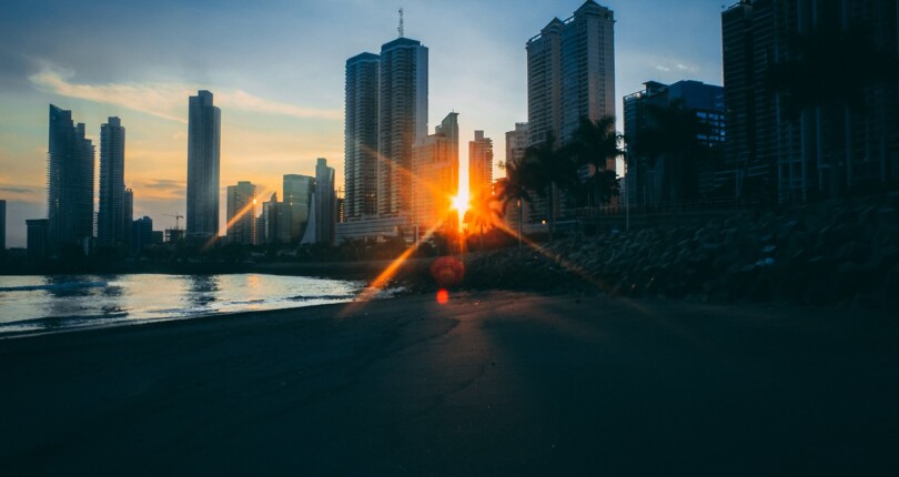Comprar una Propiedad de Playa en Panamá: Pros y Contras
